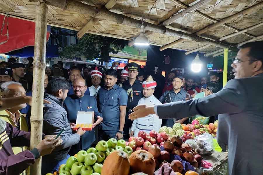 সিটি সেন্টারে রাজ্যপাল সিভি আনন্দ বোস। রবিবার।