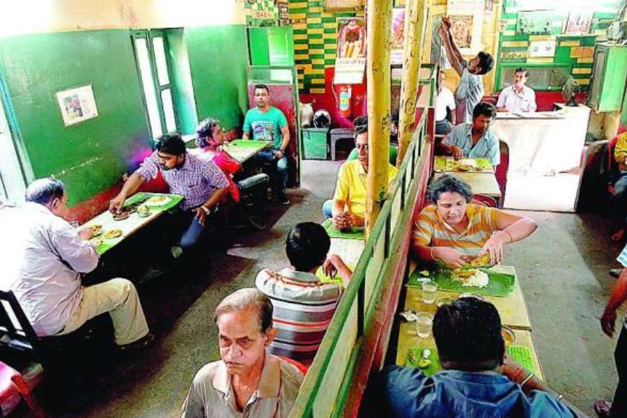 লেক মার্কেট চত্বরে জহুরির চোখে পরখ করে নেন কোন মাছ ভাল, কোন মরসুমি সবজি সুস্বাদু, পাঁঠা নাকি মুরগি কোন পদের জন্য কী রকম উপকরণ দরকার সেই বুঝে বাজার সেরে ফেলেন সকাল সকাল। তবে মুরগির ডিম একেবারে বাদ। শীত, গ্রীষ্ম, বর্ষা— এ নিয়মের অন্যথা হয় না। 