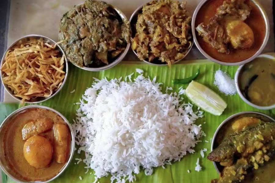 দু’বেলা পেট ভরে খেতে না পাওয়ার কষ্ট কী, তা বুঝতে বেশি পড়াশোনা করতে হয়নি বাংলাদেশ থেকে আসা তরুণকে। সেই শুরু। একবিংশ শতাব্দীর নামজাদা ফাইন ডাইনিং-কেও হার মানায় এখানকার খাবারের স্বাদ। তরুণ নিকেতনের তৃতীয় প্রজন্মের অরুণ দেব বলেন, “মেসবাড়িতে থাকা ছাত্র, সাত সকালে মফস্‌সল থেকে কলকাতায় চাকরি করতে আসা ছেলেপিলের দলের কথা মাথায় রেখেই এই হোটেল শুরু করেছিলেন দাদু। তাঁর মুখেই শোনা, সেই সময়ে স্বাধীনতা সংগ্রামী থেকে বিখ্যাত মানুষের আনাগোনাও ছিল এখানে।”