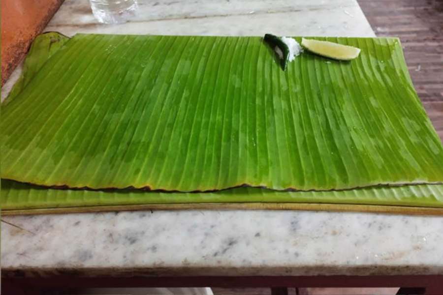 কয়েক যুগ আগেও হিন্দু বাড়িতে মুরগির প্রবেশ নিষিদ্ধ ছিল। হোটেলেও সেই নিয়ম শুরু করেছিলেন তরুণ। কিন্তু খদ্দেরদের কথা মাথায় রেখে, তরুণ নিকেতনের হেঁশেলে মুরগির মাংস উঠলেও কোনও এক অজ্ঞাত কারণে ডিম এখনও ব্রাত্য। চেনা-অচেনা, অফিসযাত্রী, স্কুল-কলেজের ছাত্র মিলিয়ে প্রতি দিন প্রায় জনা পঞ্চাশের পাত পড়ে এখানে। 