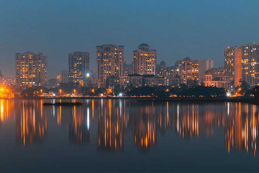 বলিপাড়ার তারকাদের আবাসন নিয়ে আলোচনা শুরু হলে সবার প্রথমে অমিতাভ বচ্চন এবং শাহরুখ খানের কথাই মাথায় আসে। অমিতাভের ‘জলসা’ এবং শাহরুখের ‘মন্নত’ যেন নজরকাড়া। তবে বলিপাড়ায় এমন এক জন অভিনেতা রয়েছেন, যাঁর বাড়ি আকার-আয়তন এমনকি দামের দিক থেকেও ‘জলসা’ এবং ‘মন্নত’-এর চেয়ে অনেকটা এগিয়ে। 