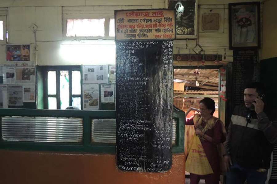 হাসতে হাসতে অমরানাথ বলেন, “আমরাও রোজ এখানকার রান্না খাই। আমাদের বাড়িতে রান্নাঘর আছে। কিন্তু সেখানে কোনও রান্না হয় না। অতিথিকে যা খাওয়াই, নিজেরাও তাই খাই। বাড়ির ছোটরাও তাই। পেটের সমস্যা হওয়ার ভয় নেই। কারণ, আমাদের রান্না বেশির ভাগটাই বাটা মশলায় করা হয়।”