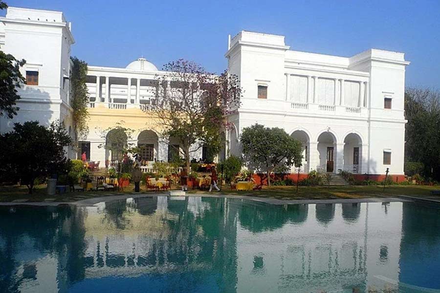 ভারতের প্রাক্তন ক্রিকেটার নবাব ইফতিকর আলি খান পটৌডি বানিয়েছিলেন পটৌডি প্যালেস। ইফতিকর সম্পর্কে সইফের ঠাকুরদা হন। 