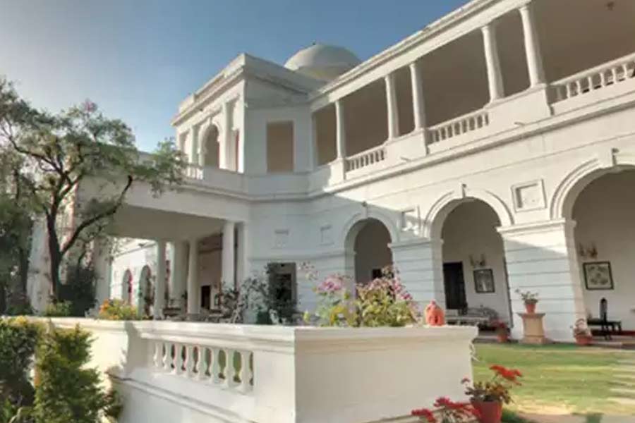 বলিপাড়া সূত্রে খবর, রাজপ্রাসাদের মতো বাড়ি তৈরি করতে চেয়েছিলেন বলে রবার্ট টোর রাসেল নামে এক বিদেশি স্থপতিকে কাজে নিযুক্ত করেছিলেন ইফতিকর।