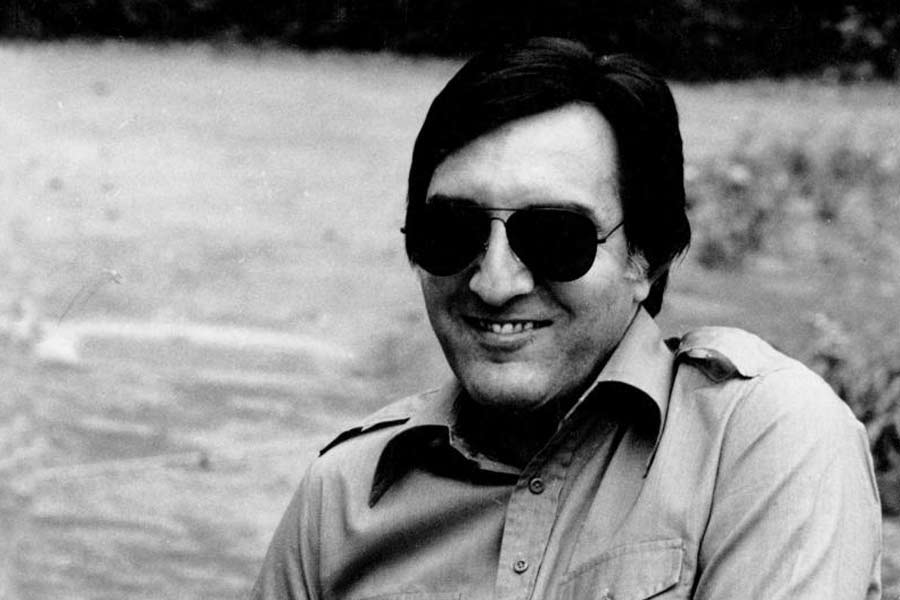 ইফতিকরের পর পটৌডি প্যালেসে থাকতে শুরু করেন সইফের বাবা মনসুর আলি খান পটৌডি। বলিপাড়া সূত্রে খবর, খ্যাতনামী একটি হোটেল সংস্থার মালিক ফ্রান্সিস ওয়াজ়িয়ার্গ এবং অমন নাথের সঙ্গে চুক্তিপত্রে সই করেন মনসুর।