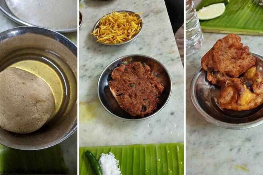 খসে পড়া পলেস্তারা চাপা দিতে হালের ‘অয়েল পেন্ট’ করা দেওয়াল জুড়ে রয়েছে ১০০ বছরের ইতিহাস। ছোট-বড় নানা সংবাদপত্রের প্রতিবেদন কেটে, বাঁধিয়ে টাঙানো রয়েছে দেওয়ালে। আগে মাটিতে চাটাই পেতে খাওয়াদাওয়ার চল ছিল। 