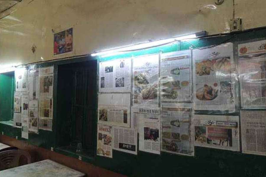 তবে এখন শ্বেত পাথরের টেবিল হয়েছে। রয়েছে প্লাস্টিকের চেয়ারও। খাওয়ার ঘর আর ভাঁড়ার ঘরের মাঝে পর্দা টাঙানো। তারই এক পাশে রয়েছে ছোট্ট খামার। গ্রাম থেকে আনা দেশি মোরগ, মুরগি রাখা থাকে এখানে।