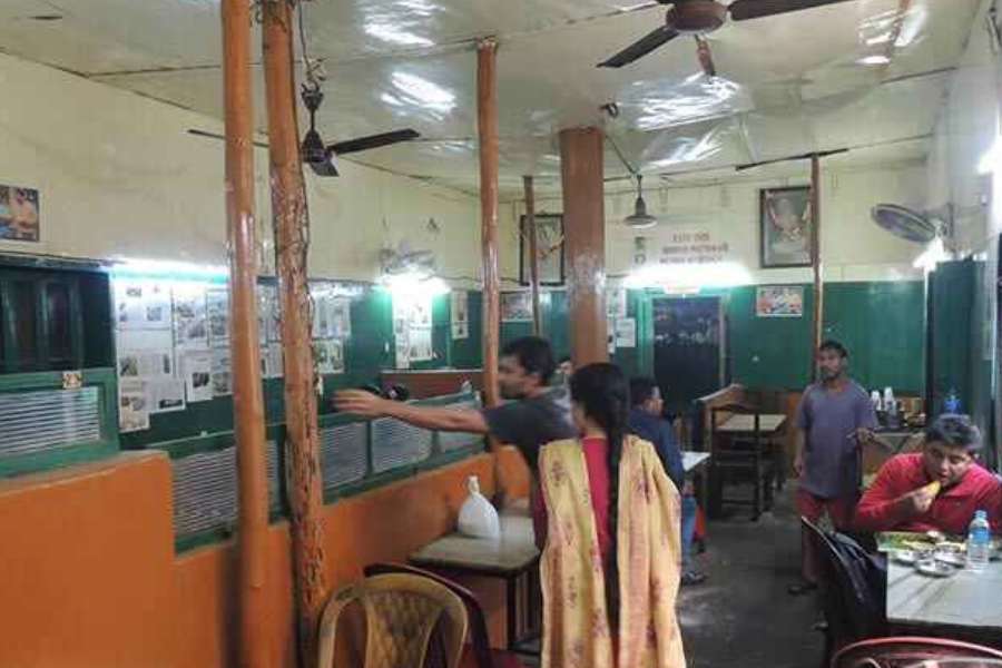 গড়িয়াহাটের হিন্দুস্তান পার্ক অঞ্চলে এখন দেব পরিবারের বাস। এই বাড়িরও একটি বিশেষত্ব রয়েছে। বাড়িতে হেঁশেল থাকলেও সেখানে রান্নাবান্না করার চল একেবারেই নেই। ক্রেতাদের জন্য যা রান্না করা হয়, তাই খেয়ে থাকেন দেব বাড়ির সদস্যেরা। 