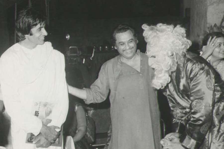 অরুণ দেবের ছেলে অমরনাথ দেব বলেন, “তখন তো ছবি তোলার চল ছিল না। শুনেছি, বলিউডের ‘বিগ বি’ কলকাতায় চাকরি করতে এসে না কি এখানে খেয়ে তার পর অফিসে যেতেন। বাংলা ছবি ‘ফাটাফাটি’র শুটিং-ও তো এখানেই হল।” 