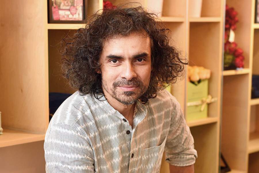 বলিউডের ধারা অবশ্য এখনও চলছে। ‘যব উই মেট’ খ্যাত পরিচালক ইমতিয়াজ় আলির মুখে তরুণ নিকেতনর প্রশংসা অনেকেই শুনেছেন। পরিচালকের টিম ভাল করেই জানে, তিনি যতই নামী হোটেলে থাকুন না কেন, কলকাতা এলে তাঁর খাবার চাই তরুণ নিকেতনেরই।