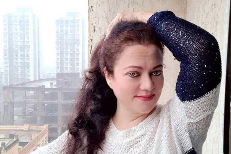 বলিপাড়ার অন্দরমহল সূত্রে খবর, দাউদের সঙ্গে মন্দাকিনীর সম্পর্কের কথা ছড়িয়ে পড়তেই ধীরে ধীরে অভিনয়ের প্রস্তাব আসা বন্ধ হয়ে যায় মন্দাকিনীর কাছে। ব্যক্তিগত জীবনের জন্য কেরিয়ারেও পতন হয় অভিনেত্রীর। 