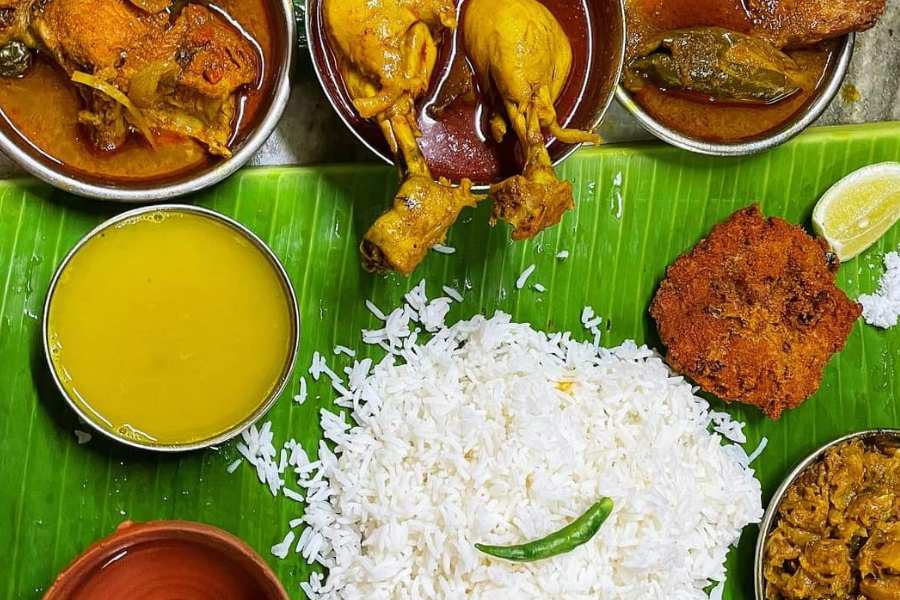 যেমন— মটর ডাল মুলো দিয়ে, কচু শাক, কুমড়ো ফুল বা বকফুলের বড়া, নটে শাক, পুঁই শাক, সর্ষে দিয়ে ইলিশ, চিতল পেটি, পাতলা করে খাসির মাংসের ঝোল, দিশি মুরগি থেকে নিমবেগুন, চুনোমাছ কিংবা কাঁটা চচ্চড়ি, বাটামাছের ঝোল— সবই পাওয়া যায়। সারা বছর পাওয়া যায় কাঁচা আমের চাটনি। আর শীতকালে নলেন গুড়ের রসগোল্লা তো আছেই। আগে থেকে বললে পায়েসও পাওয়া যাবে। 