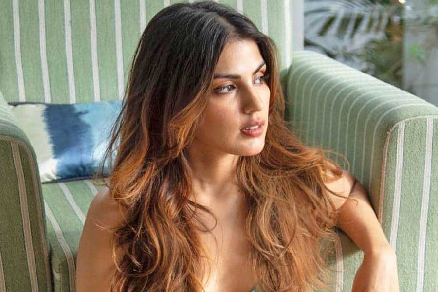 বলি অভিনেতা সুশান্ত সিংহ রাজপুতের মৃত্যুর পর তদন্তে নাম জড়িয়ে পড়ে অভিনেত্রী রিয়া চক্রবর্তীর। সুশান্তের সঙ্গে সম্পর্কে ছিলেন বলে সন্দেহের তির ছিল রিয়ার দিকেও। 