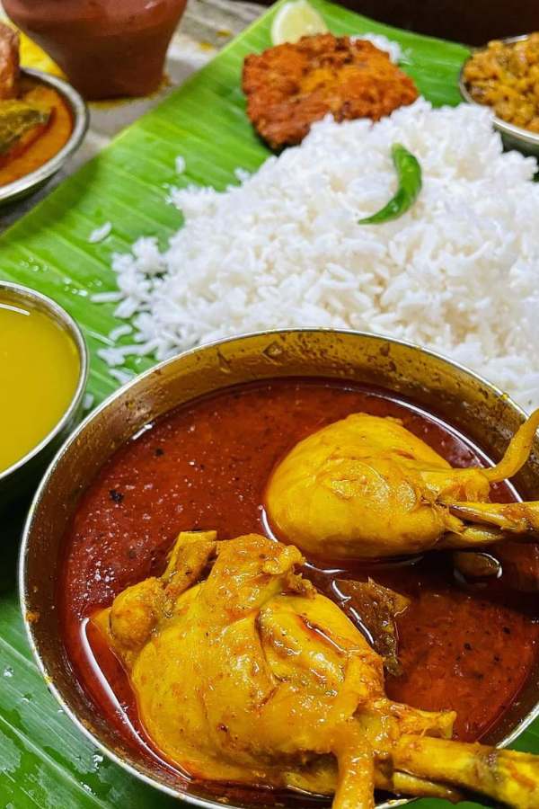 অনেক বাঙালির কাছে নিরামিষ খাবার মানে আবার পেঁয়াজ-রসুনও ব্রাত্য। তাঁদের কথা ভেবেই মাছ, মাংস বা ডিমের কোনও পদ ছাড়া আর কিছুতেই পেঁয়াজ-রসুন দেওয়া হয় না। প্রতি দিনের মেনু পরিবর্তন হওয়াই পাইস হোটেলের নিয়ম। 