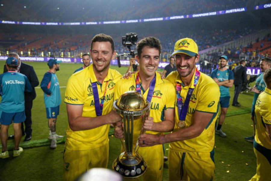 অস্ট্রেলিয়ার বিশ্বকাপজয়ী দলের সদস্য মিচেল স্টার্কের জন্য ঝাঁপাতে পারে কেকেআর। অসি জোরে বোলারের ব্যাটের হাত খারাপ নয়। বিশ্বকাপে ভাল ফর্মে ছিলেন। দেশের হয়ে খেলাকে গুরুত্ব দেওয়ার জন্য গত কয়েক বছর আইপিএল খেলেননি অভিজ্ঞ ক্রিকেটার।