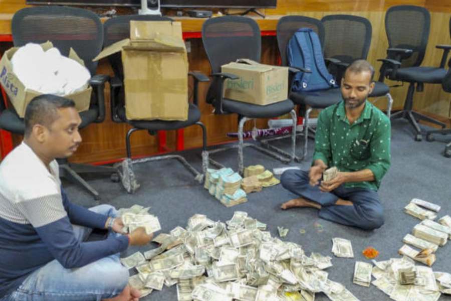 আপাতত কেন্দ্রীয় বাহিনীর জওয়ানরা পুরো কারখানা ঘিরে রেখেছেন। কারখানার ভিতরের কোনও কর্মীকেই বাইরে আসতে দেওয়া হচ্ছে না। ভেতরে প্রবেশেরও অনুমতি দেওয়া হয়নি কাউকে। সূত্রের খবর, মদ কারখানার ভিতরে থাকা আধিকারিক এবং কর্মীদের দফায় দফায় জিজ্ঞাসাবাদ করছেন আয়কর দফতরের তদন্তকারী আধিকারিকরা।