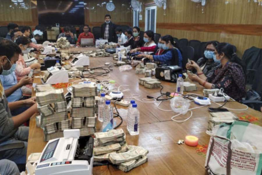 আয়কর দফতর সূত্রে জানা গিয়েছে, সোমবার কল্যাণীর ৫ নম্বর ওয়ার্ডের ওই মদের কারখানায় অতর্কিতে হানা দেয় আয়কর দফতরের একটি দল। প্রথমে কারখানার ভিতরে থাকা নথি পরীক্ষা করে দেখেন আধিকারিকেরা। 