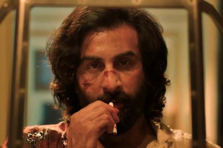 ছত্তীসগঢ়ের কংগ্রেস সাংসদ রঞ্জিত রঞ্জনের কন্যা তাঁর বন্ধুদের সঙ্গে প্রেক্ষাগৃহে ‘অ্যানিম্যাল’ দেখতে গিয়েছিলেন। কিন্তু ছবিটি সম্পূর্ণ দেখতে পারেননি সাংসদ-কন্যা। মাঝপথে কাঁদতে কাঁদতে প্রেক্ষাগৃহ থেকে বেরিয়ে গিয়েছিলেন তিনি।