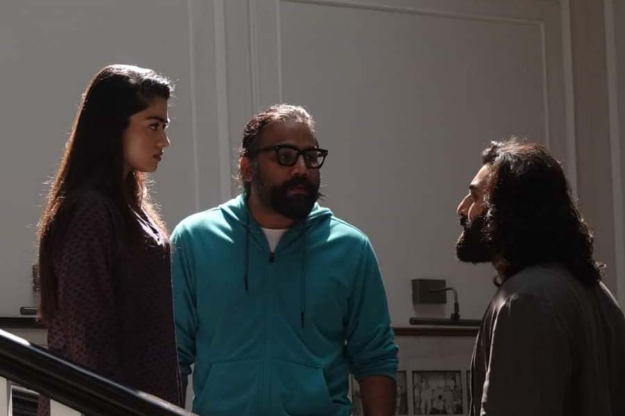 উগ্র পৌরুষ, নারীবিদ্বেষ, হিংসা— সব কিছুই রয়েছে ‘অ্যানিম্যাল’ ছবিতে। কন্যার এমন আচরণ দেখে আর নীরব থাকেননি ছত্তীসগঢ়ের সাংসদ। সংসদে দাঁড়িয়ে রণবীর কপূর অভিনীত এই ছবির নিন্দা করে সাংসদ বলেছিলেন ‘‘এই ধরনের ছবি ভবিষ্যৎ প্রজন্মের উপর শুধু খারাপ প্রভাবই ফেলতে পারে।’’ কী ভাবে সেন্সর বোর্ড এমন একটা ছবির ছাড়পত্র দিল তা নিয়ে সন্দেহ প্রকাশ করেছিলেন সাংসদ।