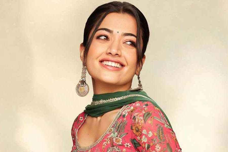 বলিপাড়া সূত্রে খবর, ‘অ্যানিম্যাল’ ছবিতে অভিনয় করে ৪ কোটি টাকা আয় করেছেন রশ্মিকা।