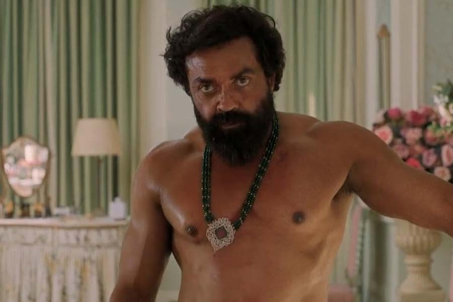 ধর্মেন্দ্রের পুত্র ববি দেওলকে খলনায়কের চরিত্রে অভিনয় করতে দেখা গিয়েছে ‘অ্যানিম্যাল’ ছবিতে। দীর্ঘ সময় বিরতির পর বড় পর্দায় ফিরে আসেন ববি। খলনায়কের চরিত্রে অভিনয় করে দর্শকের মনে জায়গা করে নিয়েছেন তিনি।