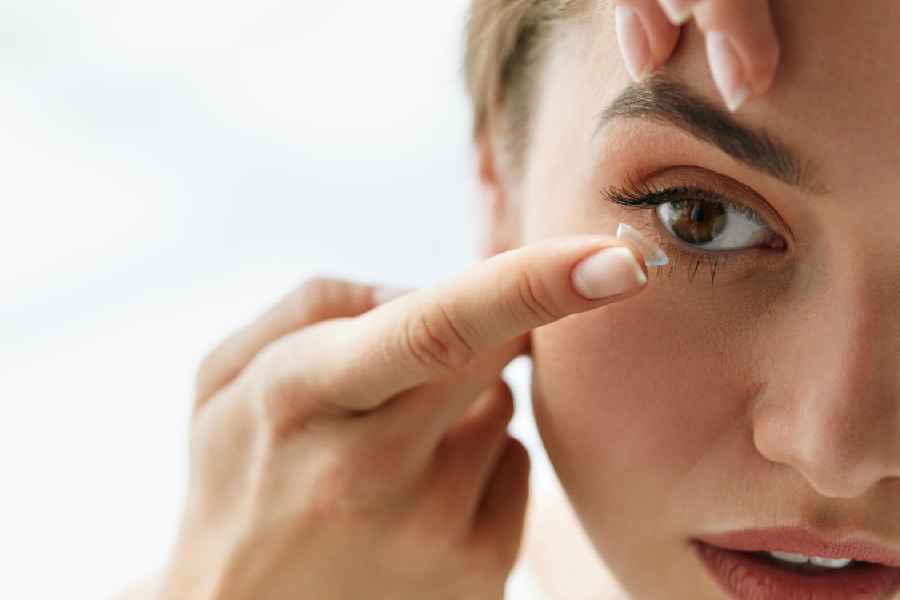 Adverse effects of contact lenses that you need to be aware of in winter season.