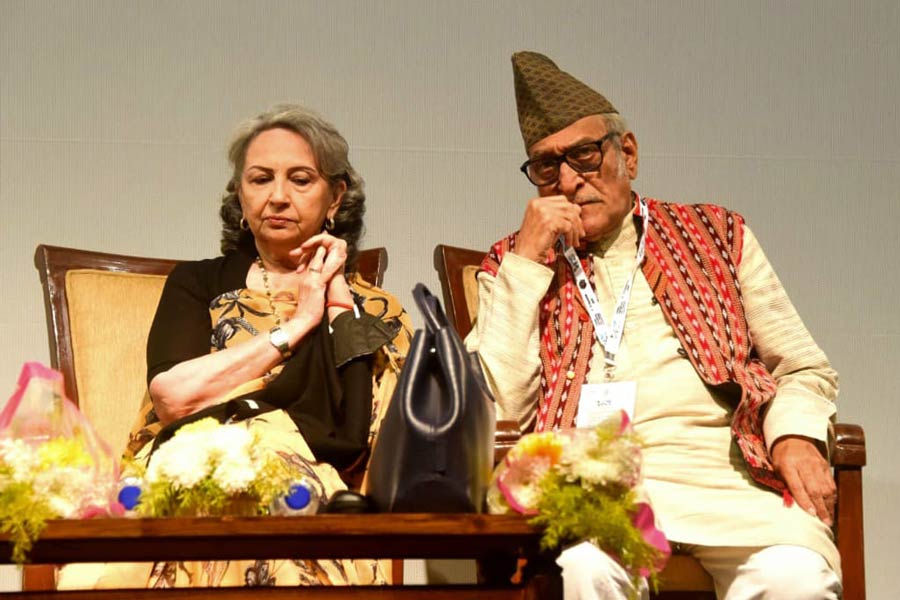 চলচ্চিত্র উৎসবের শেষ দিন নন্দনে উপস্থিত অভিনেত্রী শর্মিলা ঠাকুর এবং অভিনেতা মোহন আগাসে।