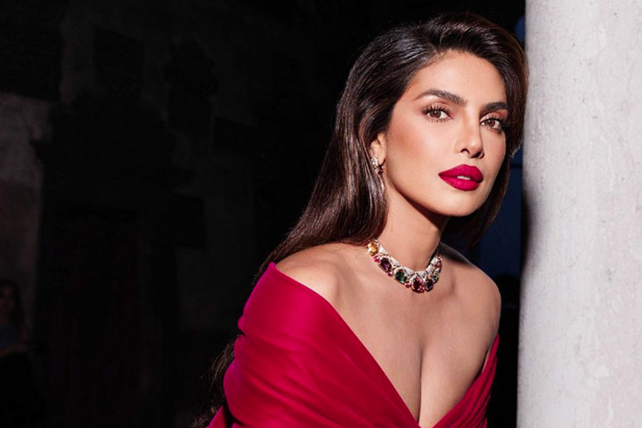 Meet the richest bollywood actress in the film industry Aishwarya Rai Bachchan and know about her net worth