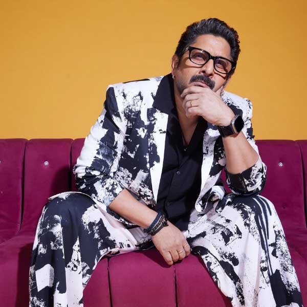 ১৯৬৮ সালের ১৯ এপ্রিল মহারাষ্ট্রের মুম্বইয়ে জন্ম আরশাদের। তাঁর বাবা ছিলেন বলি ইন্ডাস্ট্রির সঙ্গীতশিল্পী। ১৯৮৭ সালে আরশাদের বাবা ক্যানসারে আক্রান্ত হয়ে মারা যান। বাবা মারা যাওয়ার দু’বছরের মধ্যে মারা যান অভিনেতার মা। কিডনির অসুখে ভুগে মারা যান তিনি।