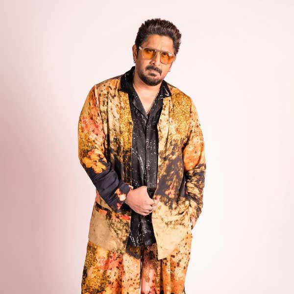 বাবা-মা মারা যাওয়ার পর নিঃস্ব হয়ে পড়েন আরশাদ। তাঁদের ঘরবাড়ি সমস্ত হারিয়ে ফেলেন অভিনেতা। মাথার উপর ছাদটুকুও ছিল না তাঁর। 