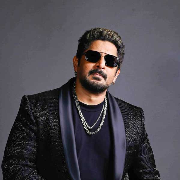 এমনকি বাড়ি গিয়েও প্রসাধনী দ্রব্য বিক্রি করতেন আরশাদ। পরে একটি ফোটো ল্যাবরেটরিতে কাজ শুরু করেন তিনি। ধীরে ধীরে নাচের প্রতি আগ্রহ জন্মায় আরশাদের।