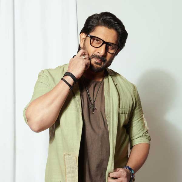 ২১ বছর বয়সে লন্ডনে নাচের একটি প্রতিযোগিতায় বিজয়ী হন আরশাদ। পরে নিজস্ব একটি নাচের স্টুডিয়ো গড়ে তোলেন তিনি। নাটকের একটি দলের সঙ্গেও যুক্ত হন তিনি।