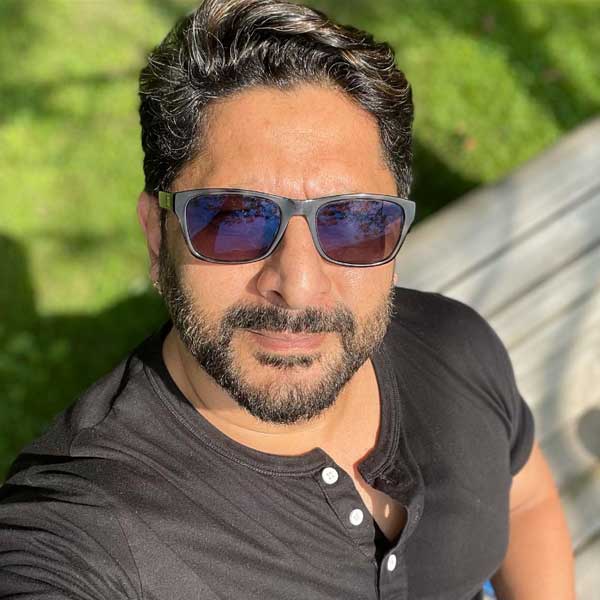 ১৯৯৩ সালে মুক্তিপ্রাপ্ত ‘রুপ কি রানি চোরোঁ কা রাজা’ ছবির একটি নাচের দৃশ্যে নৃত্য পরিচালক হিসাবে কাজ করেন আরশাদ। তার তিন বছর পর বলিপাড়ায় অভিনেতা হিসাবে আত্মপ্রকাশ করেন তিনি।