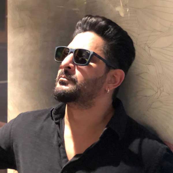 তার পর ‘বেতাবি’, ‘মেরে দো অনমোল রতন’, ‘হিরো হিন্দুস্তানি’, ‘হোগি প্যার কি জিত’, ‘ত্রিশক্তি’র মতো একাধিক হিন্দি ছবিতে অভিনয় করতে দেখা যায় আরশাদকে।