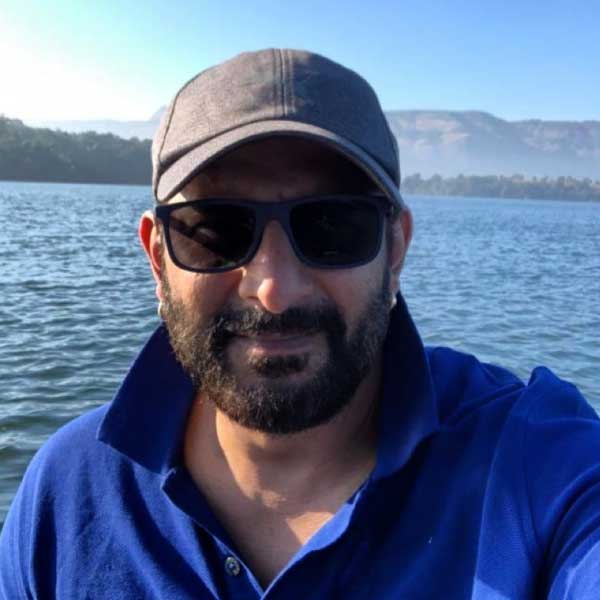 বড় পর্দায় অভিনয়ের পাশাপাশি ‘অসুর’ ওয়েব সিরিজ়ে দুর্দান্ত অভিনয় করে প্রশংসা কুড়োন আরশাদ। তা ছাড়া বিভিন্ন শোয়ে সঞ্চালনা করা থেকে শুরু করে বিজ্ঞাপনে অভিনয়ও করেন তিনি।