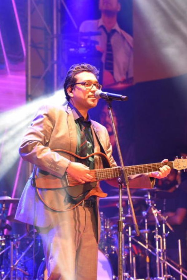 প্রসঙ্গত, সঙ্গীতশিল্পী অনুপম রায়ের সঙ্গে কয়েক বছর আগেই বিবাহবিচ্ছেদ হয়েছে পিয়ার। জানা যায় অনুপম, পিয়া ও পরমব্রত সবাই খুব ভাল বন্ধু ছিলেন। তার জেরেই এই নীতিপুলিশির ঝড় ওঠে। 