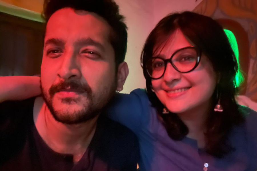 বিয়ের পর তাঁর জীবন কতটা বদলাল? পরমব্রতর সহজ উত্তর, ‘‘বিয়ের পর মানুষের জীবন তো অবশ্যই বদলায়। এত তাড়াতাড়ি হয়তো বদলটা বুঝতে পারব না। আর কয়েকটা মাস গেলে বোধহয় বদলটা বুঝতে সময় লাগবে।’’