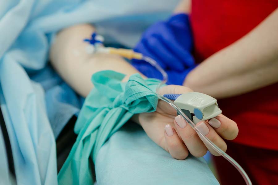 ভারতের প্রতিবেশী দেশ চিনে ইতিমধ্যেই একাধিক বার ‘হোয়াইট লাং সিন্ড্রোম’-এর জন্য খবরের শিরোনামে এসেছে। এই রোগের গতিপ্রকৃতি নিয়ে চিন্তায় পড়েছিল বিশ্ব স্বাস্থ্য সংস্থা বা হু। এই নিয়ে চিনকে সতর্কও করেছিল হু। এমনকি রোগটি নিয়ে নিয়মমাফিক রিপোর্টও জমা করতে বলা হয়েছিল চিনকে।