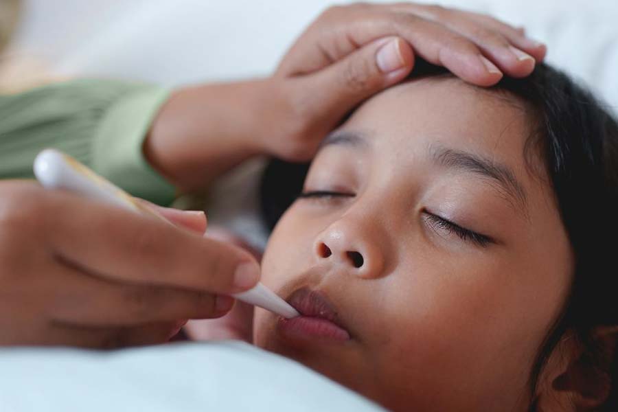 ‘হোয়াইট লাং সিনড্রোম’ রোগে সাধারণত ৩ থেকে ৮ বছর বয়সি শিশুরা সংক্রমিত হচ্ছে। আক্রান্ত শিশুদের ফুসফুস পরীক্ষা করে যে ছবি প্রকাশ্যে এসেছে, তা দেখেই রোগটির নাম রাখা হয়েছে। 