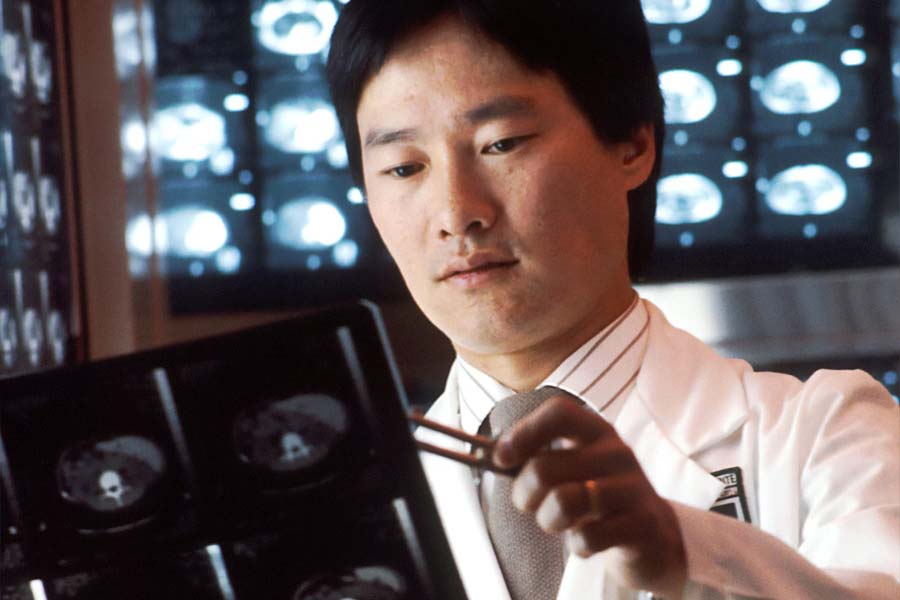 আক্রান্ত শিশুদের বুকের এক্স-রে করলে ফুসফুসের উপর সাদা সাদা দাগ লক্ষ করা যাবে। সে কারণেই রোগটির নাম ‘হোয়াইট লাং সিনড্রোম’ দেওয়া হয়েছে। 