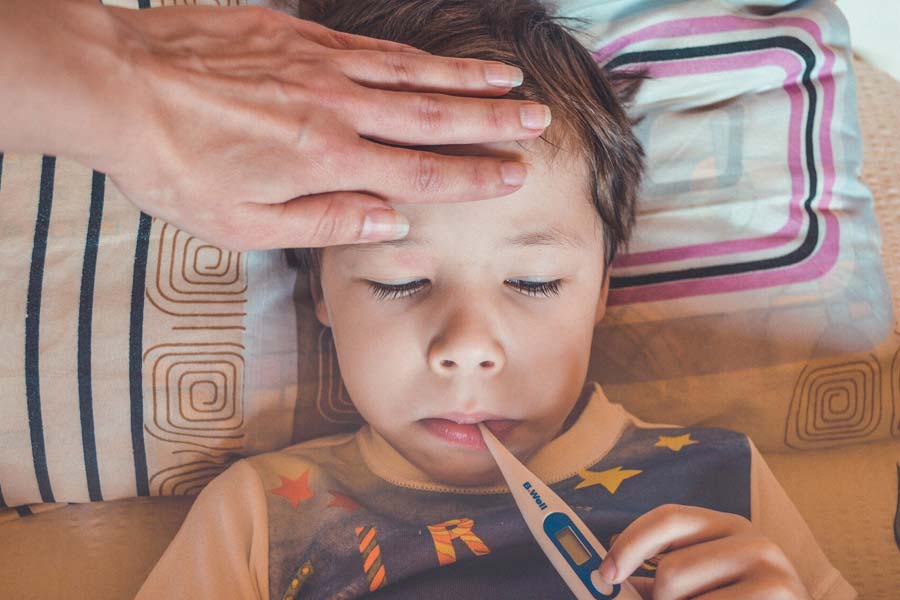 শিশুদের মধ্যে গুরুতর ভাইরাস বা ব্যাকটেরিয়ার সংক্রমণ থেকে এই রোগ দেখা দিতে পারে। ‘হোয়াইট লাং সিনড্রোম’-এ ফুসফুসের অন্য রোগের মতোই লক্ষণ দেখা যায়। 