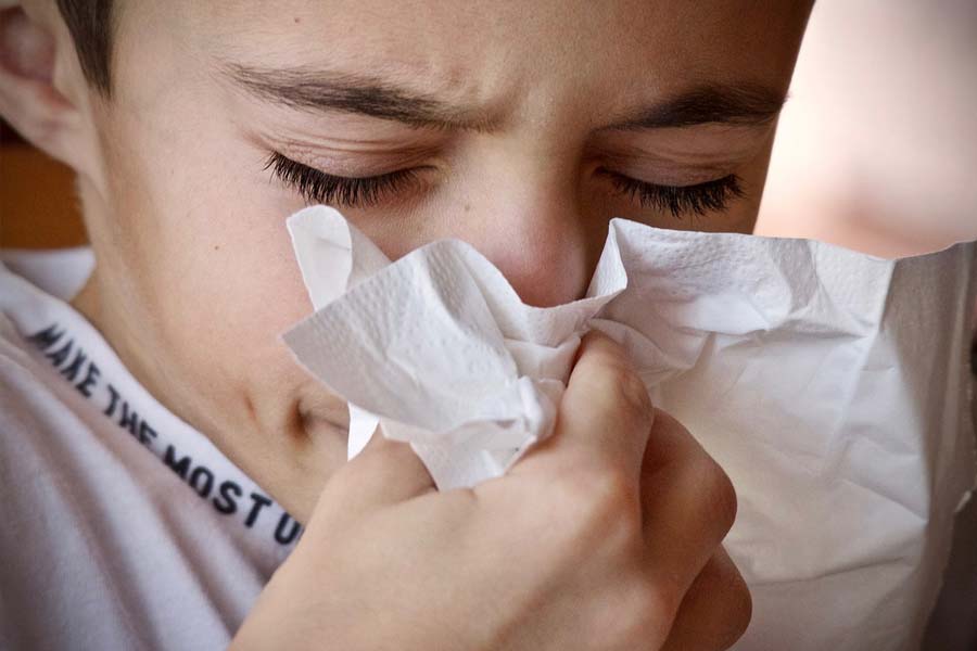 ‘হোয়াইট লাং সিন্ড্রোম’-এর প্রাথমিক উপসর্গ হিসাবে শিশুদের জ্বর, সর্দি-কাশি হতে পারে । পরিস্থিতি গুরুতর হলে শ্বাসকষ্টও দেখা দেয়। অল্প কিছু ক্ষণের মধ্যেই এই রোগে আক্রান্ত শিশুরা ক্লান্ত হয়ে পড়ে। বুকে কফ জমে যাওয়া বা বুকে হালকা ব্যথাও হতে পারে।