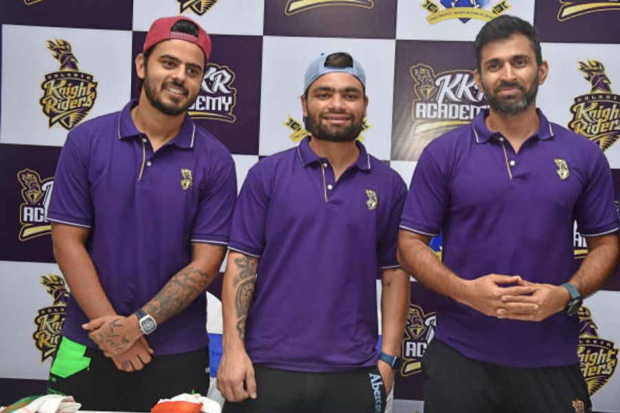 আগামী আইপিএলে দলকে নেতৃত্ব দেওয়ার ব্যাপারে শ্রেয়স কিছুটা এগিয়ে থাকলেও নিলামের পর সম্পূর্ণ দল দেখে চূড়ান্ত সিদ্ধান্ত নেবেন কেকেআর কর্তৃপক্ষ। ঘরোয়া ক্রিকেটে গম্ভীর এবং নীতীশ দু’জনেই দিল্লির ক্রিকেটার। গম্ভীরের কোচ সঞ্জয় ভরদ্বাজের কাছেই খেলা শিখেছেন নীতীশ।