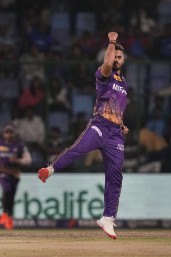 নীতীশের পক্ষে গম্ভীরের যুক্তি হতে পারে, দলের সেরা ব্যাটার শ্রেয়সের উপর বাড়তি চাপ না দিয়ে তাঁকে খোলা মনে খেলতে দেওয়া হোক। যদিও নীতীশ এখন খেলেন উত্তরপ্রদেশের হয়ে। তাঁর নেতৃত্বে ২০২৩ সালের আইপিএলে কেকেআরের ফলও ভাল হয়নি।