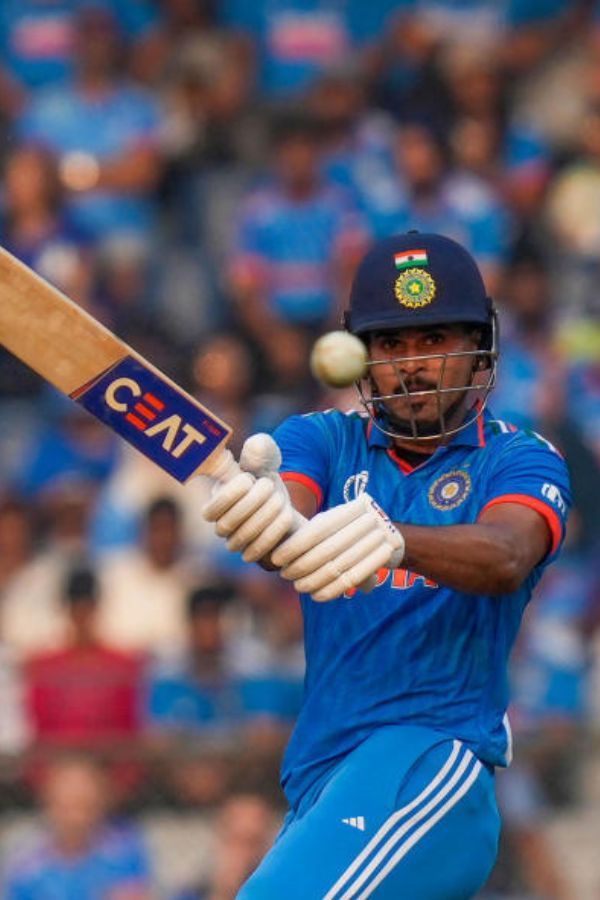 অন্য দিকে, কেকেআরে যোগ দেওয়ার আগে শ্রেয়স আইপিএল খেলেছেন দিল্লি ক্যাপিটালসের হয়ে। ভারতীয় দলের নির্ভরযোগ্য ব্যাটার অভিজ্ঞতা এবং ক্রিকেটীয় দক্ষতায় নীতীশের থেকে এগিয়ে।