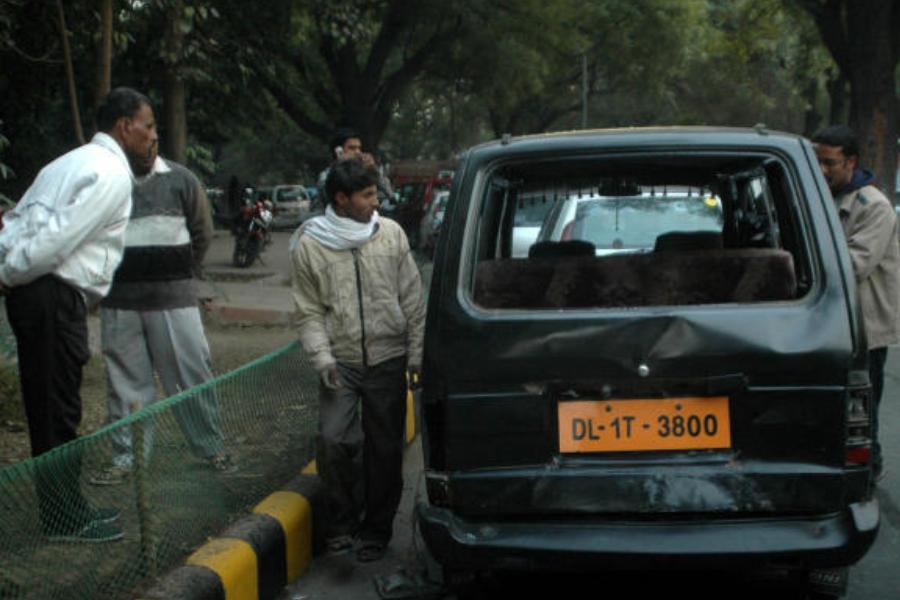 ওকুহারা বলেন, ‘‘সেই সময় অনেক সন্দেহজনক ট্যাক্সিচালক আমার কাছে আসছিল। আমার অস্বস্তি হচ্ছিল। পরে এক জন বলেছিল যে, বিমানবন্দরের বাইরে গেলে ট্যাক্সি পাব। সেটাই করেছিলাম। কিন্তু ১০ মিনিটের রাস্তায় আমার কাছ থেকে ১৮৯০ টাকা ভাড়া নেওয়া হয়, যা আসল ভাড়ার ১০ গুণ। সেটাই দিতে হয়েছিল। শেষ পর্যন্ত যে হোটেলে পৌঁছতে পেরেছিলাম, সেটাই অনেক।’’