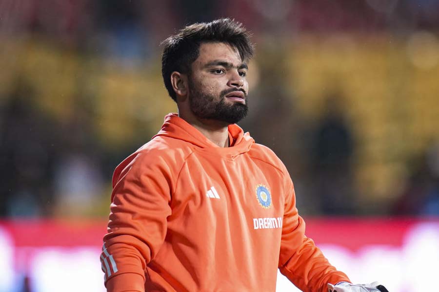 গত আইপিএলে কলকাতা নাইট রাইডার্সের হয়ে ধারাবাহিক ভাবে ভাল খেলার পুরস্কার পেয়েছিলেন ভারতীয় দলে ডাক পেয়ে। কেকেআর তারকা রিঙ্কু সিংহ জাতীয় দলের চিনিয়ে চলেছে নিজের জাত। এ বার সামনে টি-টোয়েন্টি বিশ্বকাপ। রিঙ্কুর ব্যাট যে ভাবে চলছে, তাতে তিনি আশাবাদী হতেই পারেন। 