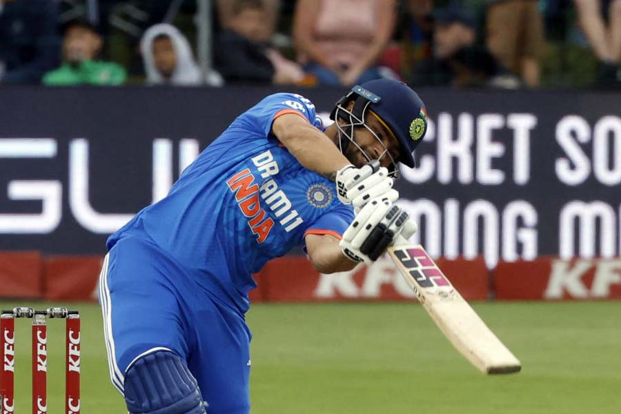 আন্তর্জাতিক ক্রিকেটে অত্যন্ত দ্রুত পরিণত হয়ে উঠছেন কেকেআরের রিঙ্কু। টি-টোয়েন্টির খেলায় তিনি এখন ভারতের অন্যতম বড় স্তম্ভ। সাধারণত, শেষ দিকে ব্যাট হাতে নামতে দেখা যায় রিঙ্কুকে। তার পর শুরু হয় আতশবাজির প্রদর্শনী। তবে মঙ্গলবারের দক্ষিণ আফ্রিকার মাঠ দেখল এক অন্য রিঙ্কুকে। 