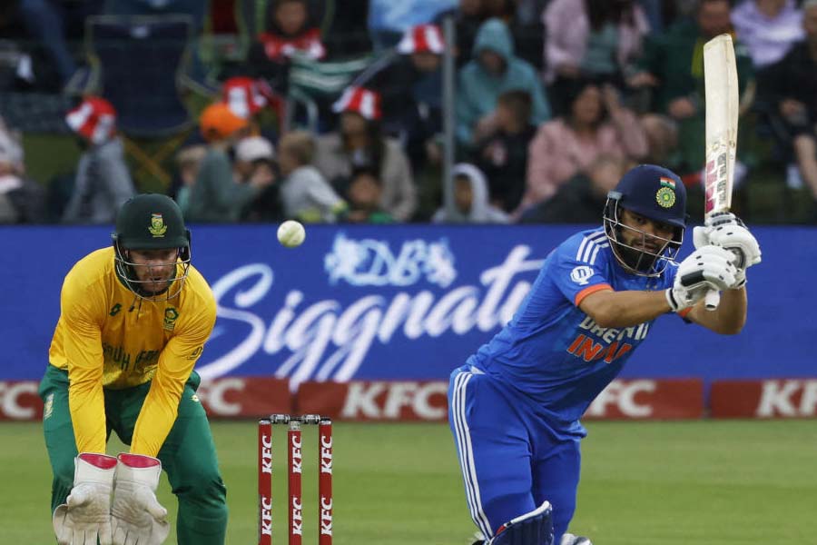 মারকাটারি ব্যাটিং করা ছাড়া কি অন্য কোনও গিয়ার রয়েছে রিঙ্কুর গাড়িতে? তিনি কি কেবলই টপ গিয়ারে চলা এসইউভি? মঙ্গলবার চোখে আঙুল দিয়ে দেখাল, রিঙ্কু অন্য ধাতুতে গড়া। পিচে নেমে পরিস্থিতি বুঝে ঠিক করেন, চালাবেন না ধরে খেলবেন। বাউন্স আর গতি সামলাতে যে ধরনের স্কিল দরকার হয়, রিঙ্কুর মধ্যে তা রয়েছে ভরপুর। 