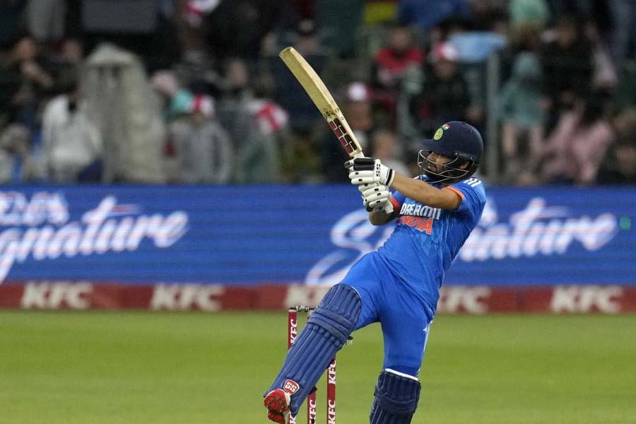 খানিকটা ওয়েস্ট ইন্ডিজ়ের কিং রিচার্ডসের মতো। অনেকে অবশ্য একে বাড়াবাড়ি বলে অভিহিত করবেন, কিন্তু রিঙ্কুর খেলায় যে ভিভের ছায়া রয়েছে, তা তো অস্বীকার করার উপায় নেই! একার হাতে বিপক্ষের বোলারদের টুঁটি চেপে ধরে মাঠের বাইরে ফেলে দেওয়া— ভিভ, সহবাগদের সহজাত ছিল। ইদানীং রিঙ্কুর মধ্যেও সেই ঝলক। 